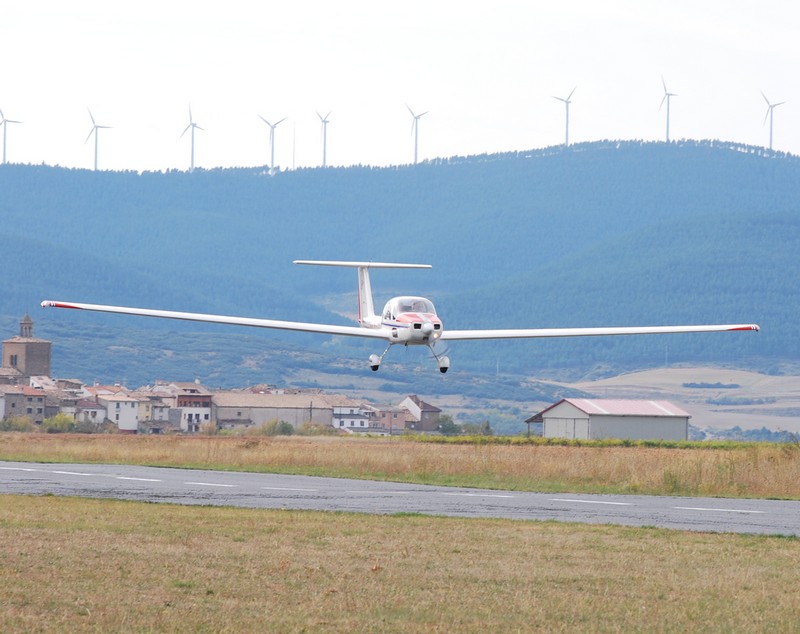 Lumbier acogió la fiesta de los Deportes Aéreos en Navarra
